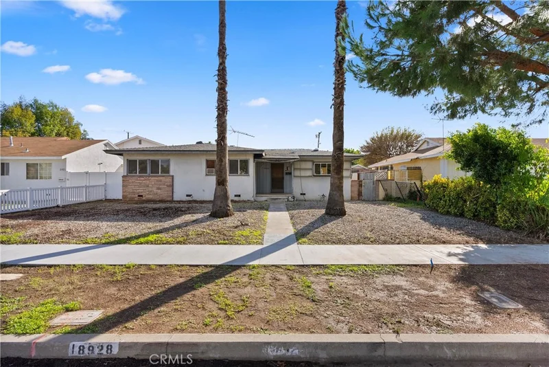 18928 Victory Boulevard, Tarzana, CA 91335