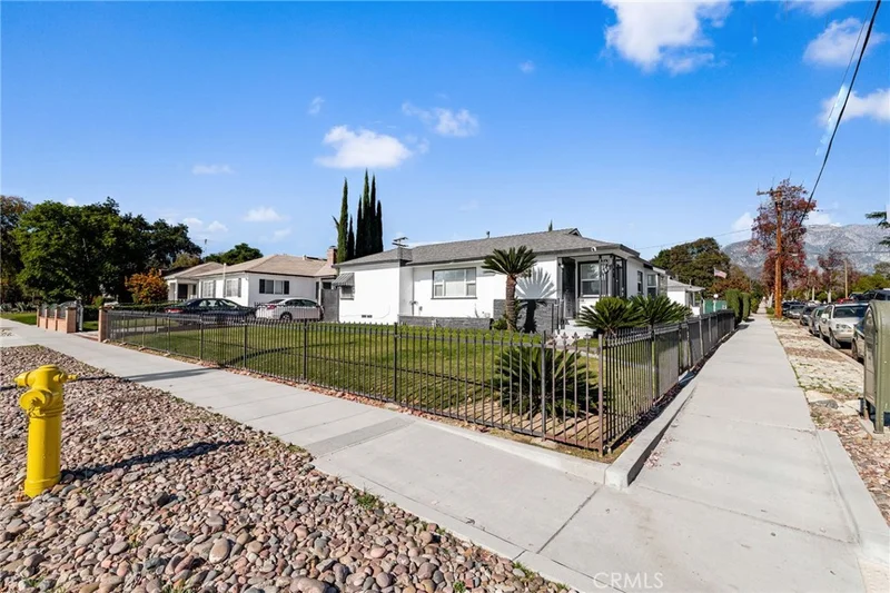 587 E Arrow photo 2