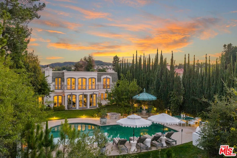 18875 Pasadero Drive, Tarzana, CA 91356