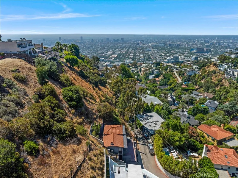 8655 Hillside, Los Angeles, CA 90069