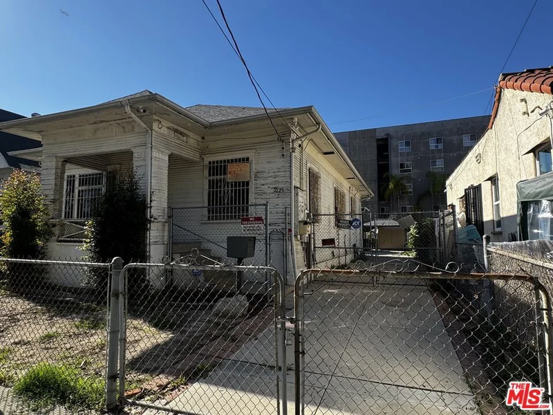 1025 S Kenmore Avenue photo 2