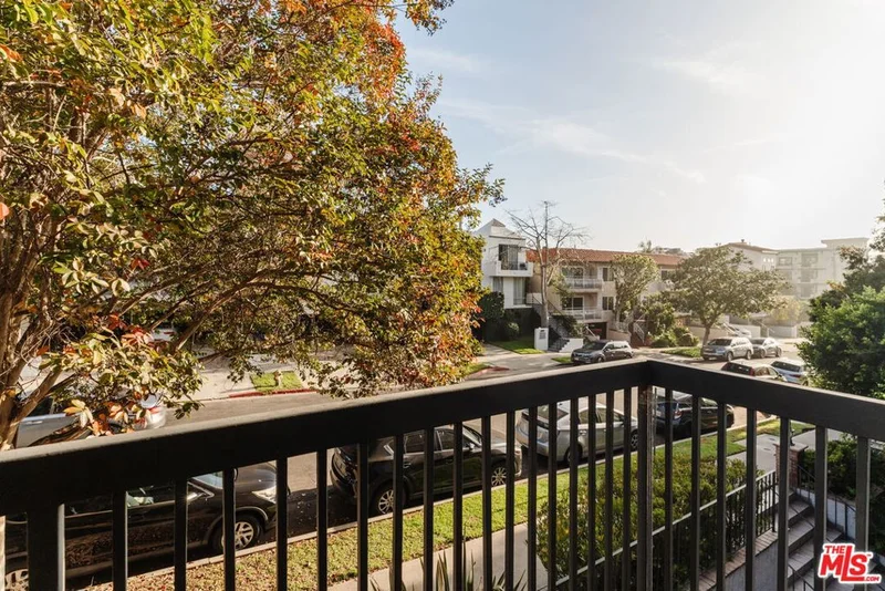11737 Darlington Avenue 202, Los Angeles, CA 90049