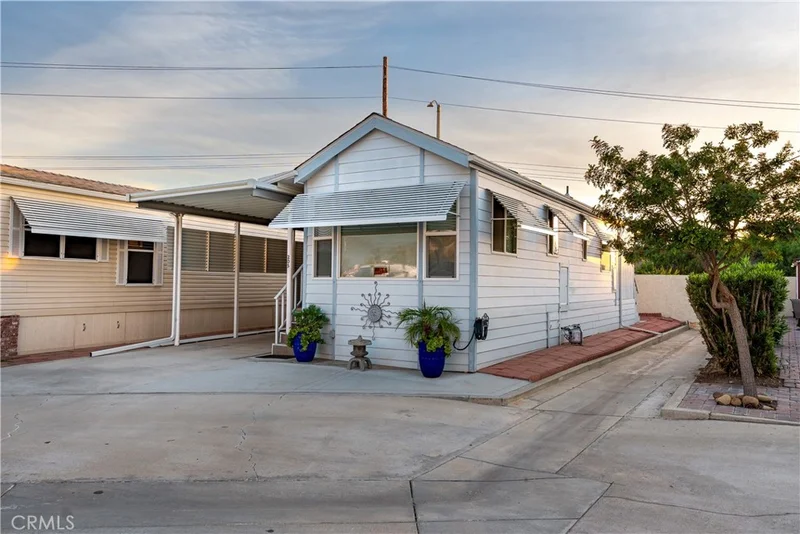 Photo 2 of 1295 205 S Cawston