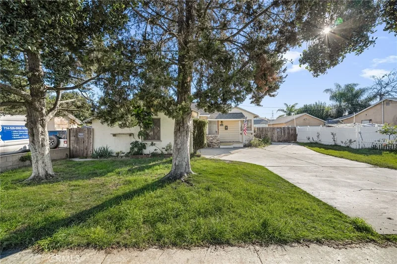 2106 W Cerritos