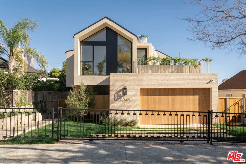 Photo 2 of 2048 Linnington Avenue