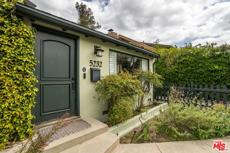 5232 Irvine Avenue, North Hollywood, CA 91601