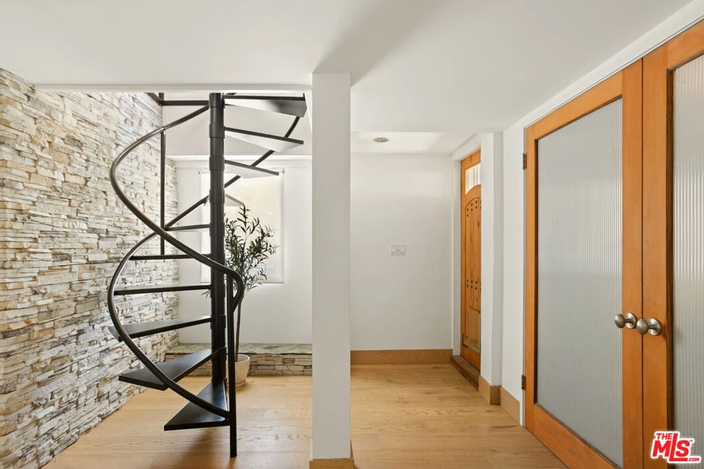 Interior 3