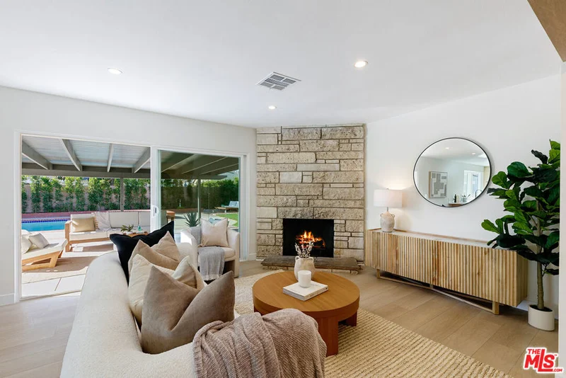 8915 Odessa Avenue, North Hills, CA 91343