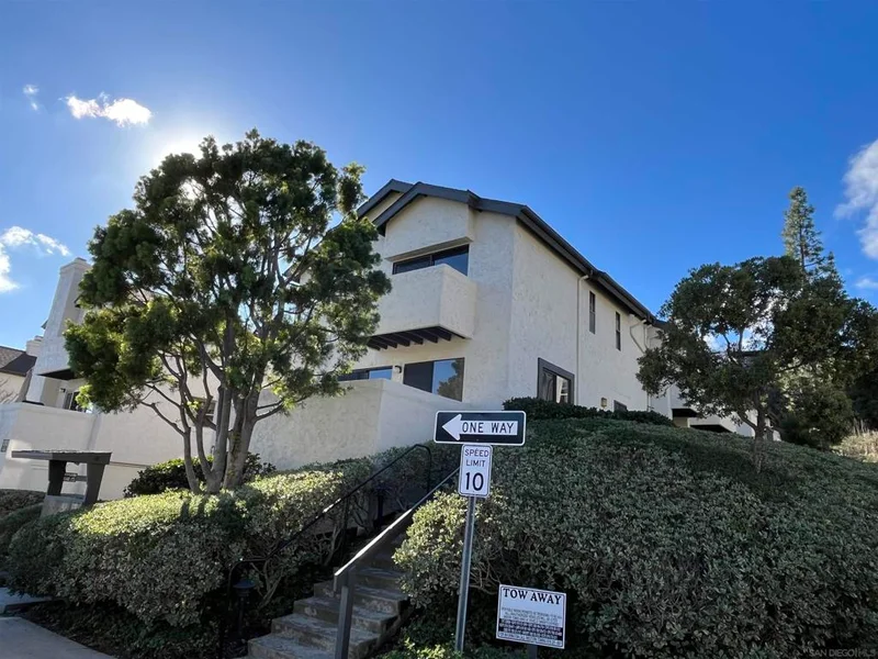 1242 River Glen Row 37, San Diego, CA 92111