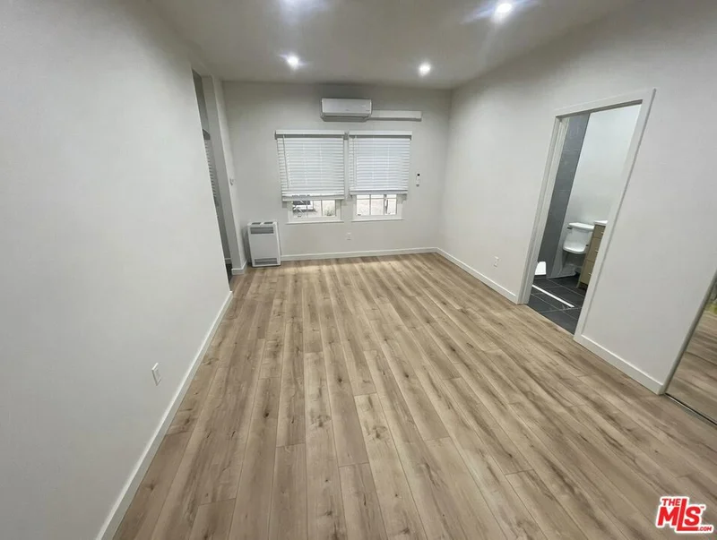 5320 W OLYMPIC 7 photo 2