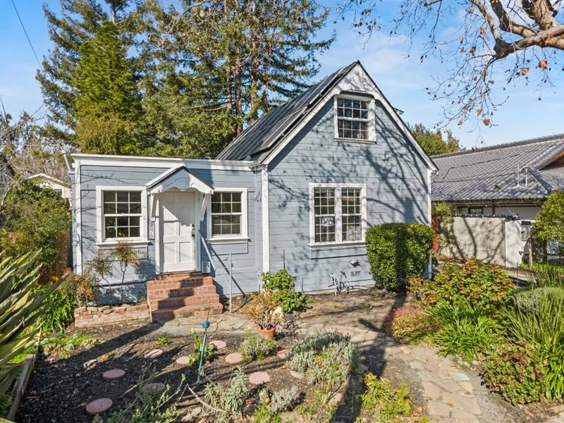 870 College Avenue, Palo Alto, CA 94306