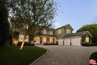 1319 Amalfi Drive photo 2