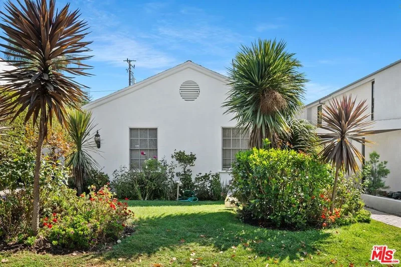 Photo 2 of 934 N La Jolla Avenue