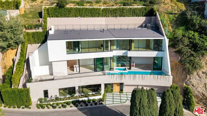 8765 Hollywood photo 2
