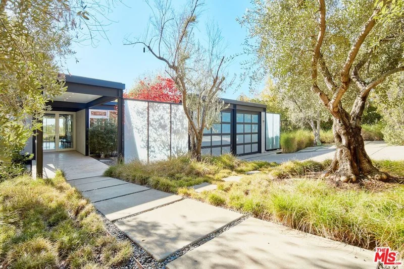 Photo 2 of 15960 Alcima Avenue