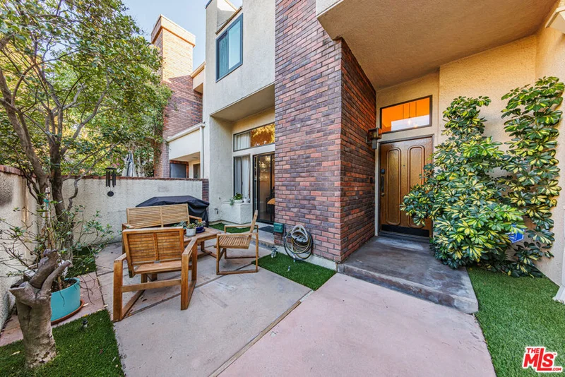 18731 Hatteras Street 34, Tarzana, CA 91356