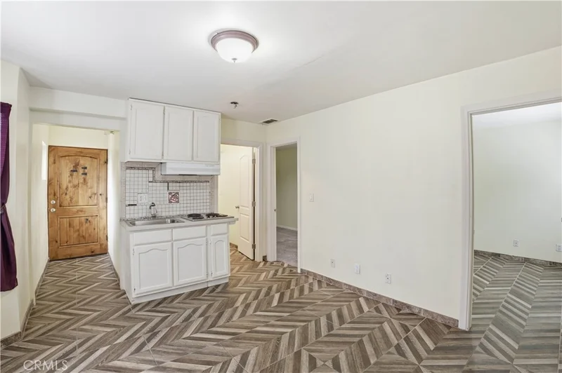 1581 Chanticleer B photo 2