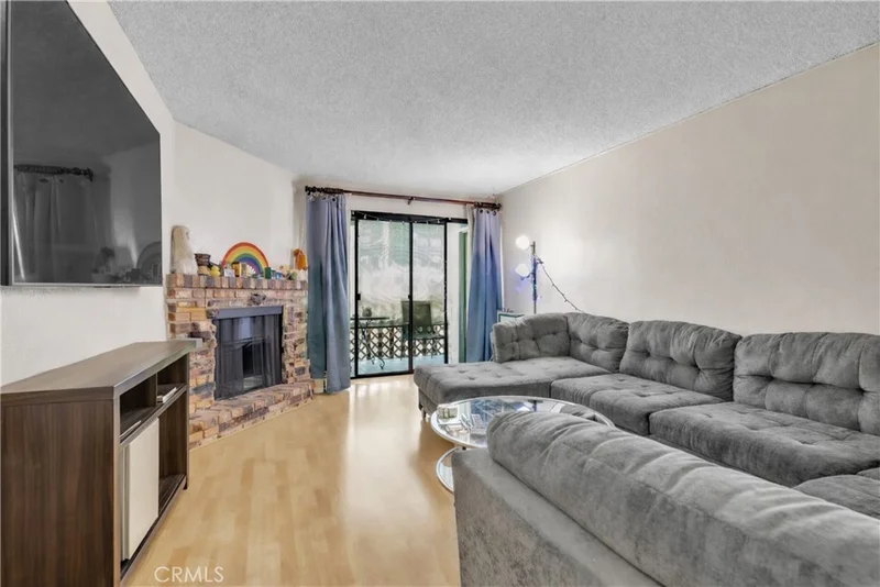445 Ivy 204 photo 2