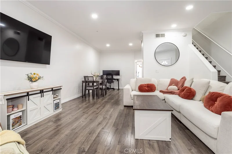 18347 Saticoy Street 35 photo 2