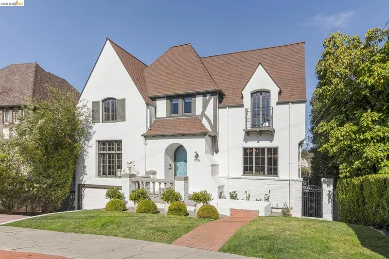906 Paramount Rd, Oakland, CA 94610