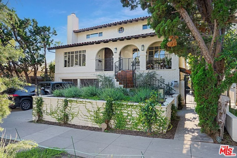 852 15th, Santa Monica, CA 90403