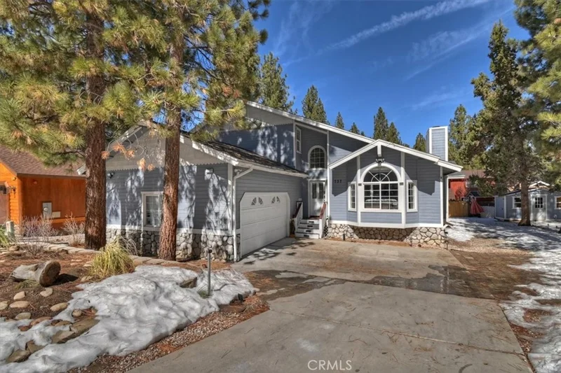 Photo 2 of 737 E Mountain View