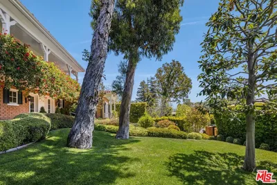 1667 Amalfi Drive photo 2