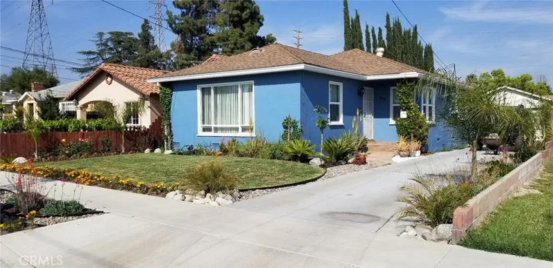 Photo 2 of 5922 N Vista