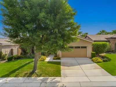 60224 Honeysuckle Street photo 2