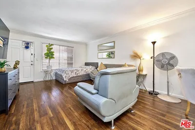 7045 Woodley Avenue 110 photo 2