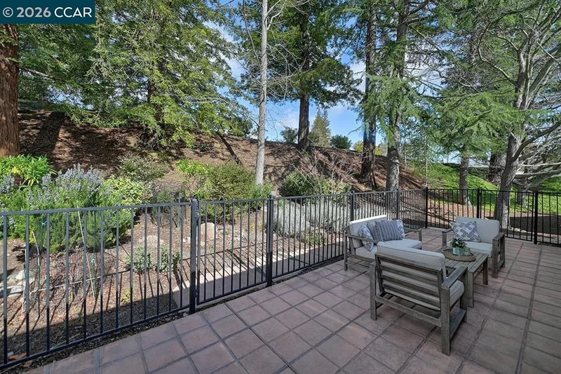 2717 Ptarmigan Dr 2, Walnut Creek, CA 94595