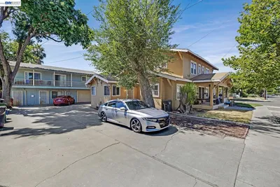1241 Parker Ave photo 2