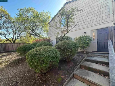 1827 Holland Dr photo 2