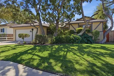 15944 Gledhill Street photo 2