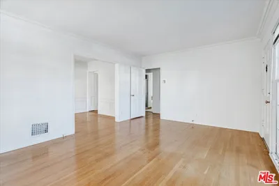 142 N Hamilton Drive Unit D photo 2