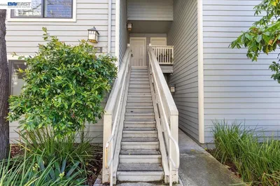 130 Lakeshore Ct photo 2