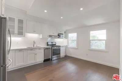 31 Breeze Avenue C photo 2