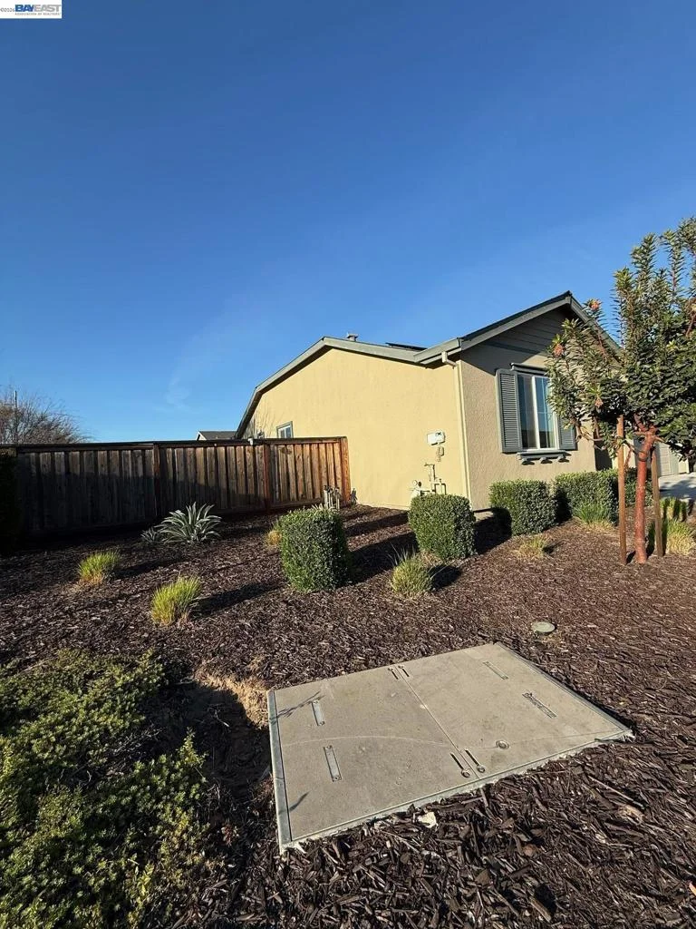 619 Heathridge Street photo 2
