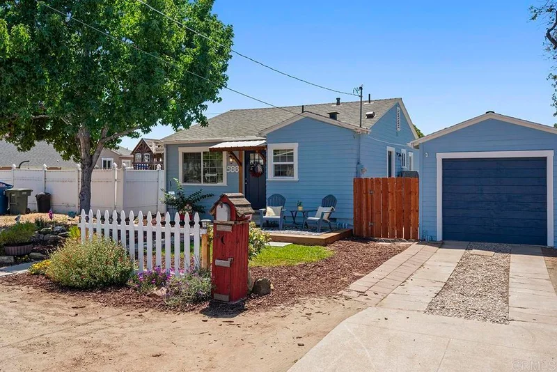 586 DEL MAR photo 2