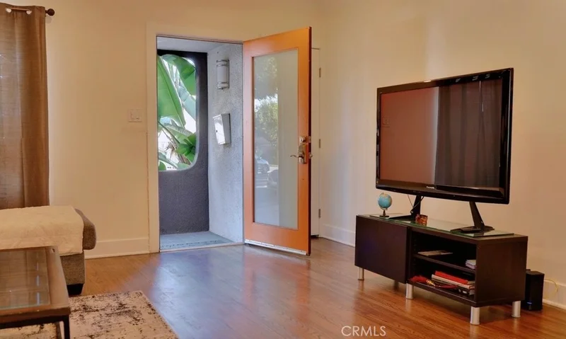 5150 Romaine Street photo 2