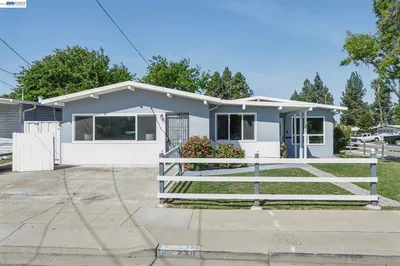238 Bluebird Ave photo 2