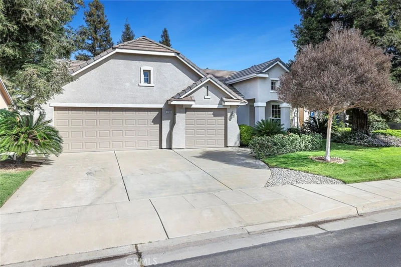 2735 Swift Avenue, Clovis, CA 93611