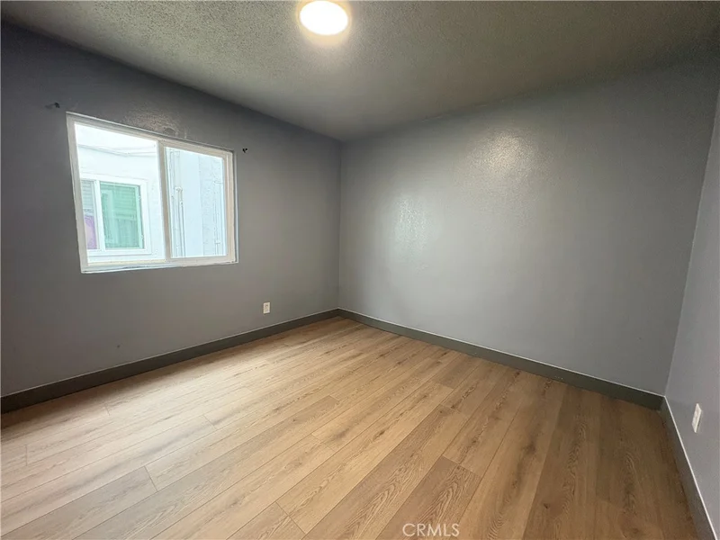 1905 W Myrtle Street 3 photo 2