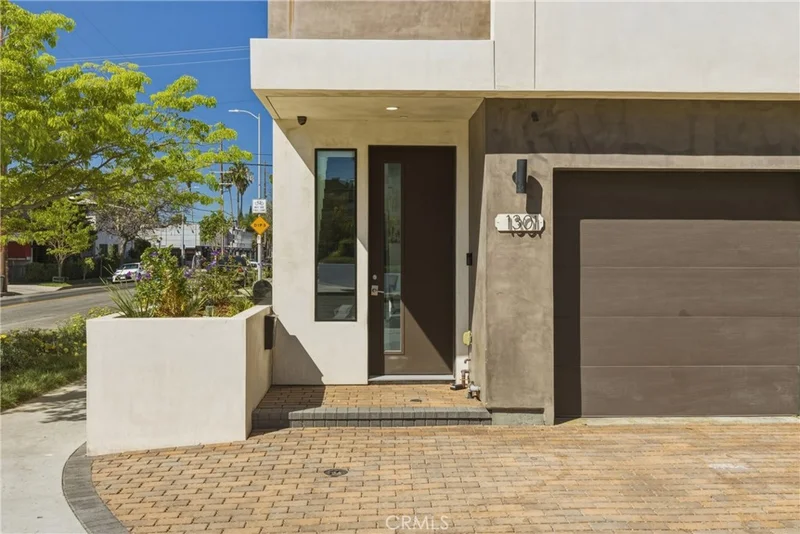 Photo 2 of 1301 Tamarind Avenue