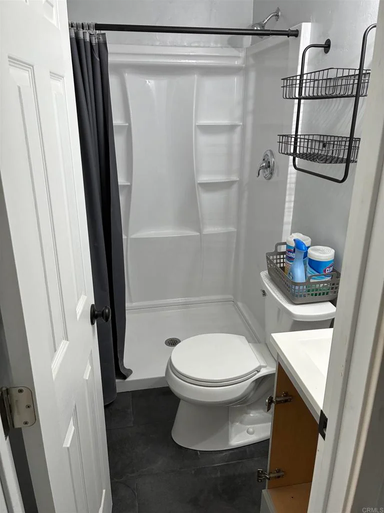 586 DEL MAR AVE #B photo 2