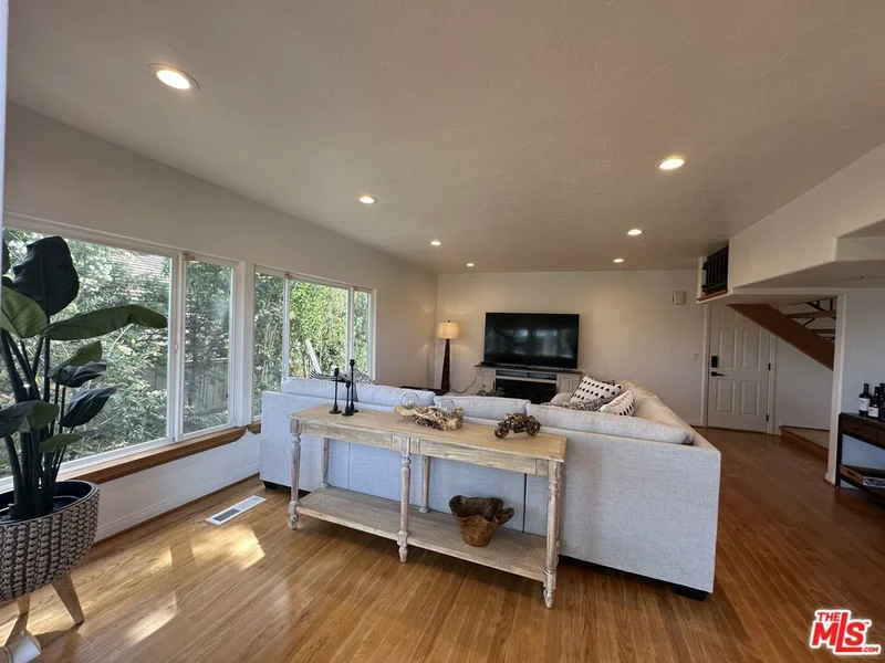 2846 Angelo Drive photo 2