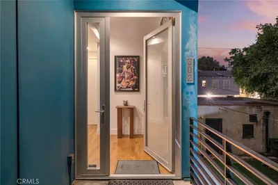 302 S Venice photo 2