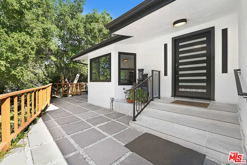 Photo 2 of 4611 Louise Avenue