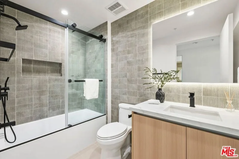 1414 1/2 S Beverly Dr 401 photo 2