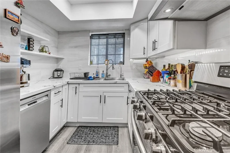 Photo 2 of 6545 Reseda Boulevard 6